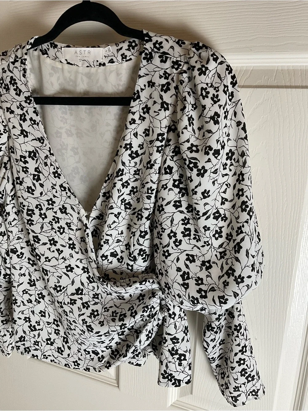 ASTR the Label Ivory Black Ditsy Floral Wrap Blouse Puff Bishop Sleeve Small